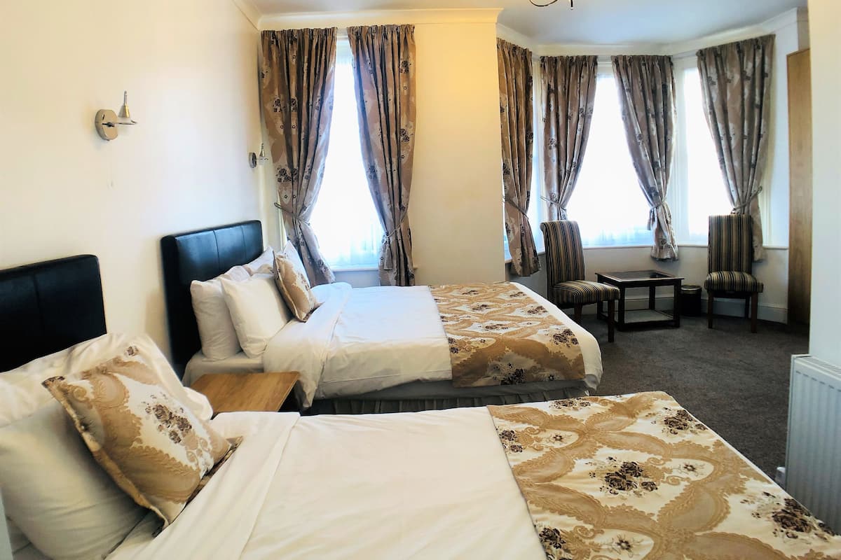 Een bureau, een strijkplank/strijkijzer, gratis wifi, beddengoed