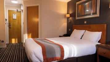 Habitación doble | Escritorio, tabla de planchar con plancha, wifi gratis y ropa de cama