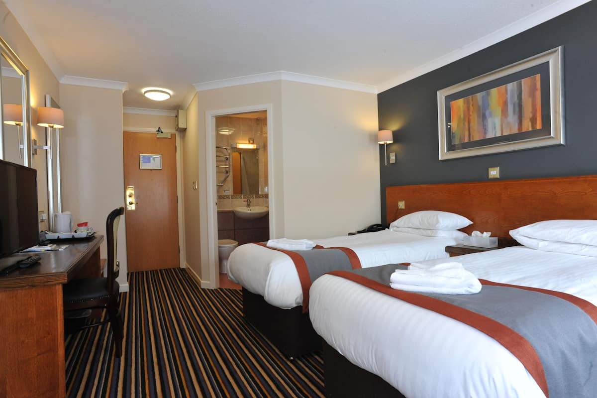 twin room, 2 single beds, non smoking | desk, iron/ironing board, free wifi, bed sheets