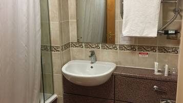 Combined shower/tub, hair dryer, towels