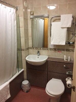 Combined shower/bathtub, hair dryer, towels