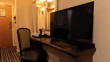 Habitación familiar | Escritorio, tabla de planchar con plancha, wifi gratis y ropa de cama