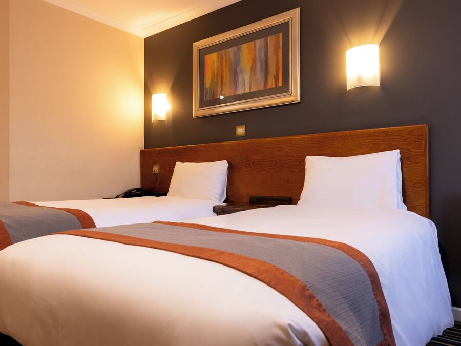 Twin Room | Desk, iron/ironing board, free WiFi, bed sheets