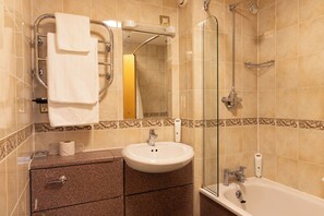 Tomannsrom | Bad | Kombinert dusj/badekar, hårføner og håndklær