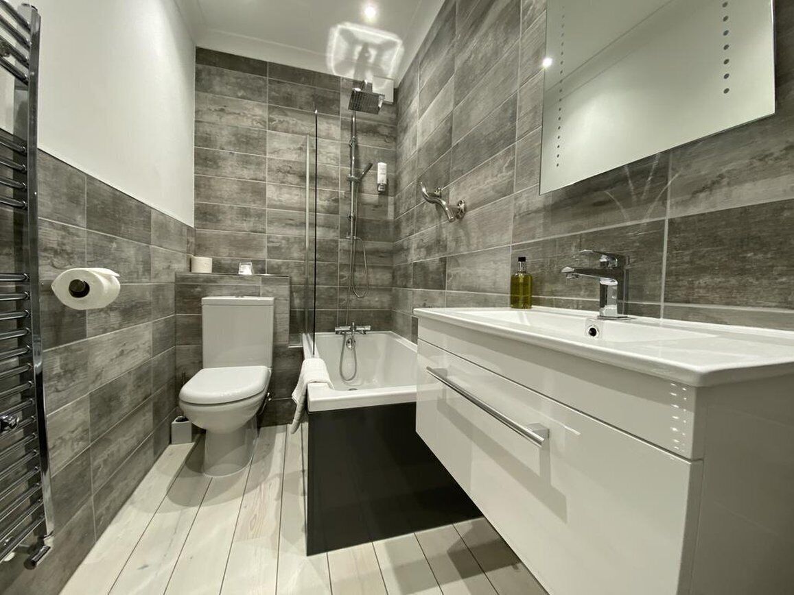 king suite, annex building, sea view | bathroom | combined shower/bathtub, designer toiletries, hair dryer, towels