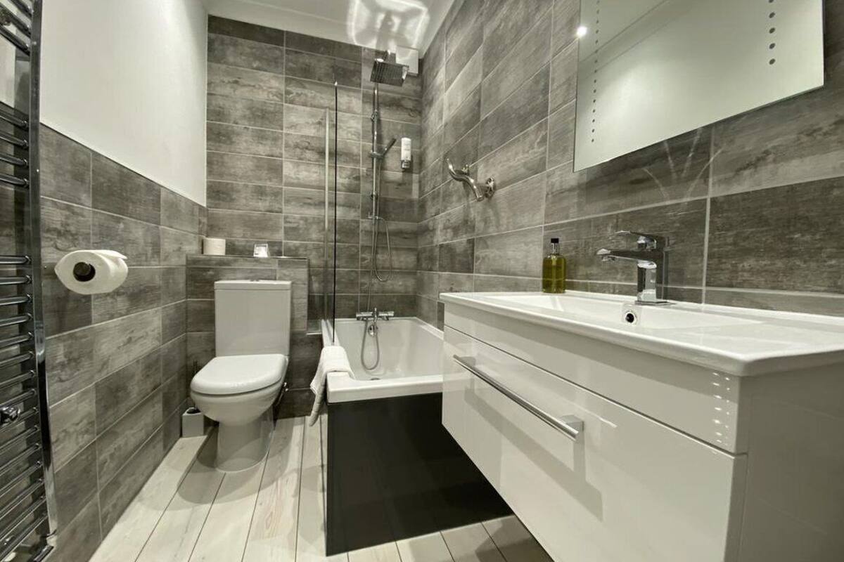 king suite, annex building, sea view | bathroom | combined shower/bathtub, designer toiletries, hair dryer, towels