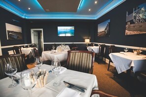 Se sirven desayunos, comidas y cocina británica con vista a la playa