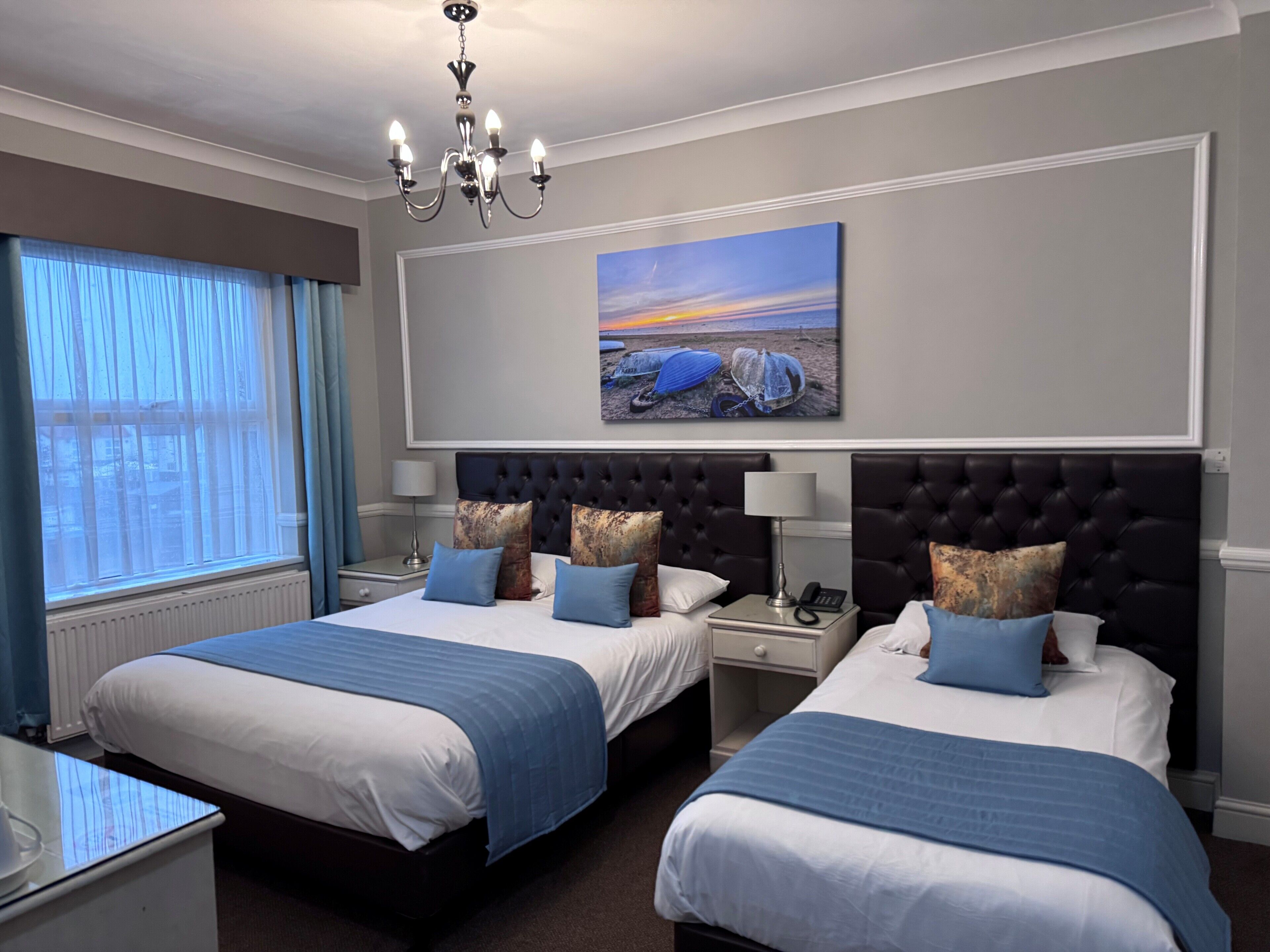 Familierom | Allergitestet sengetøy, skrivebord og blendingsgardiner