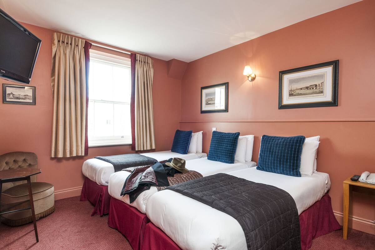 Triple Room | Iron/ironing board (on request), WiFi (free), bed sheets