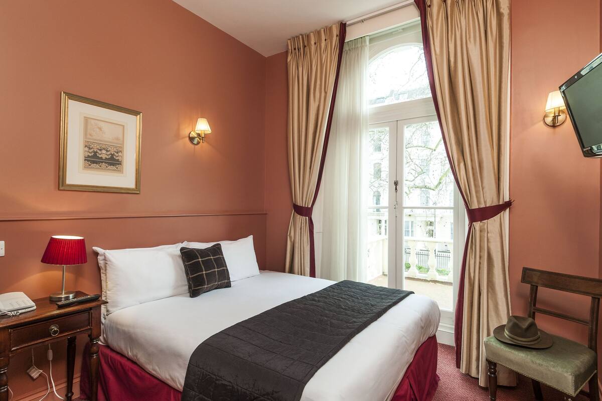 Double Room | Iron/ironing board (on request), WiFi (free), bed sheets