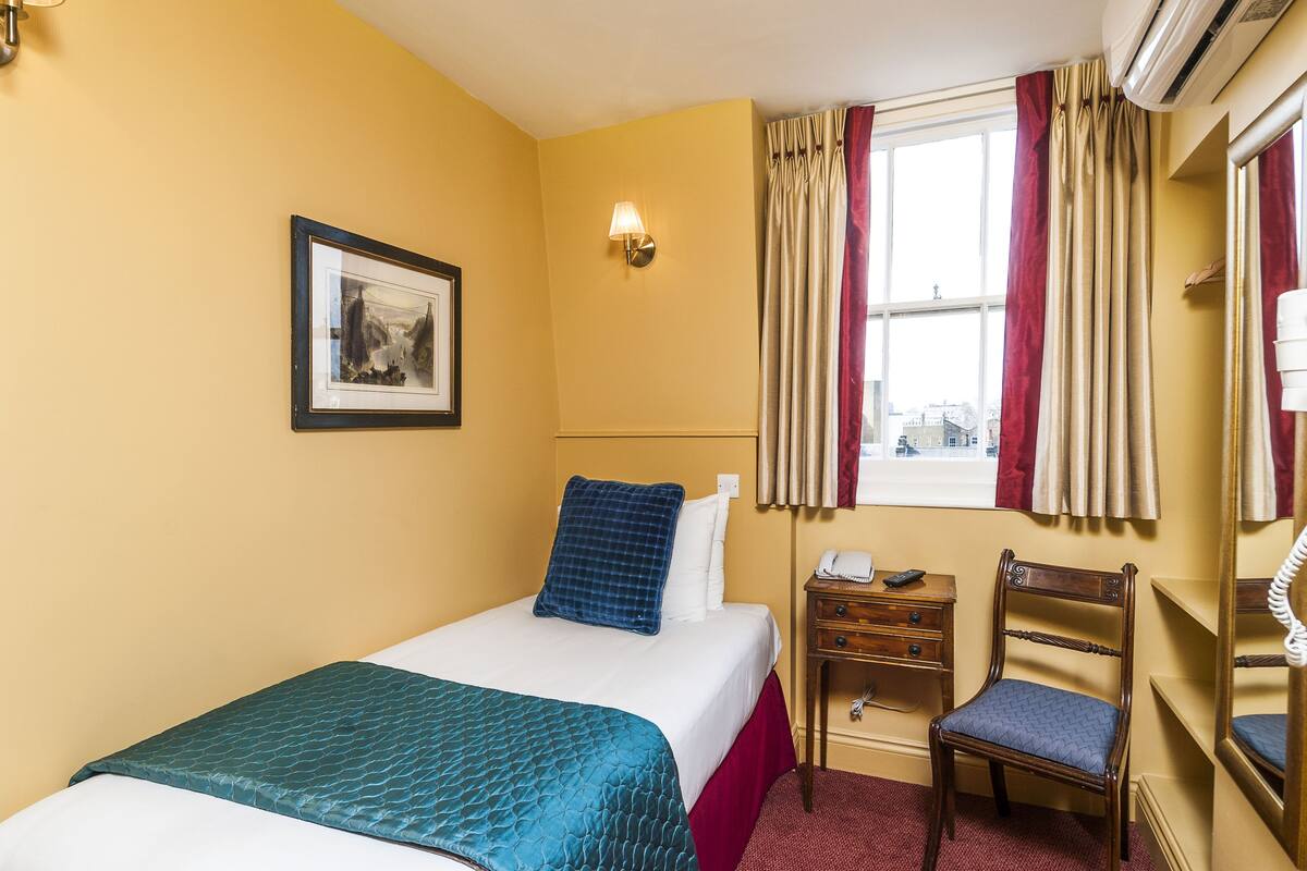 Single Room | Iron/ironing board (on request), WiFi (free), bed sheets