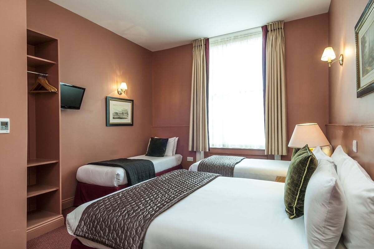 Quadruple Room | Iron/ironing board (on request), WiFi (free), bed sheets