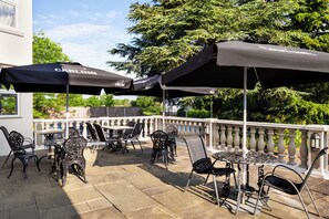 Terrace/patio - Ramada by Wyndham Cheltenham (Cheltenham)