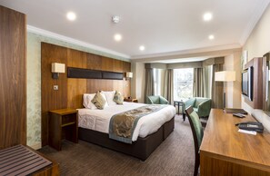 Desk, laptop workspace, soundproofing, iron/ironing board - Ramada by Wyndham Cheltenham (Cheltenham)