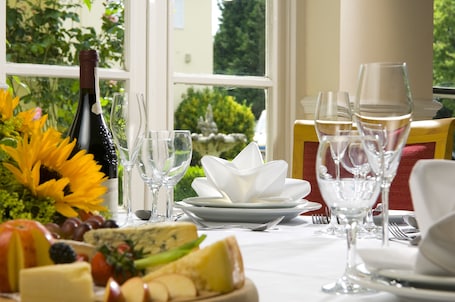 Restaurant. Ramada by Wyndham Cheltenham