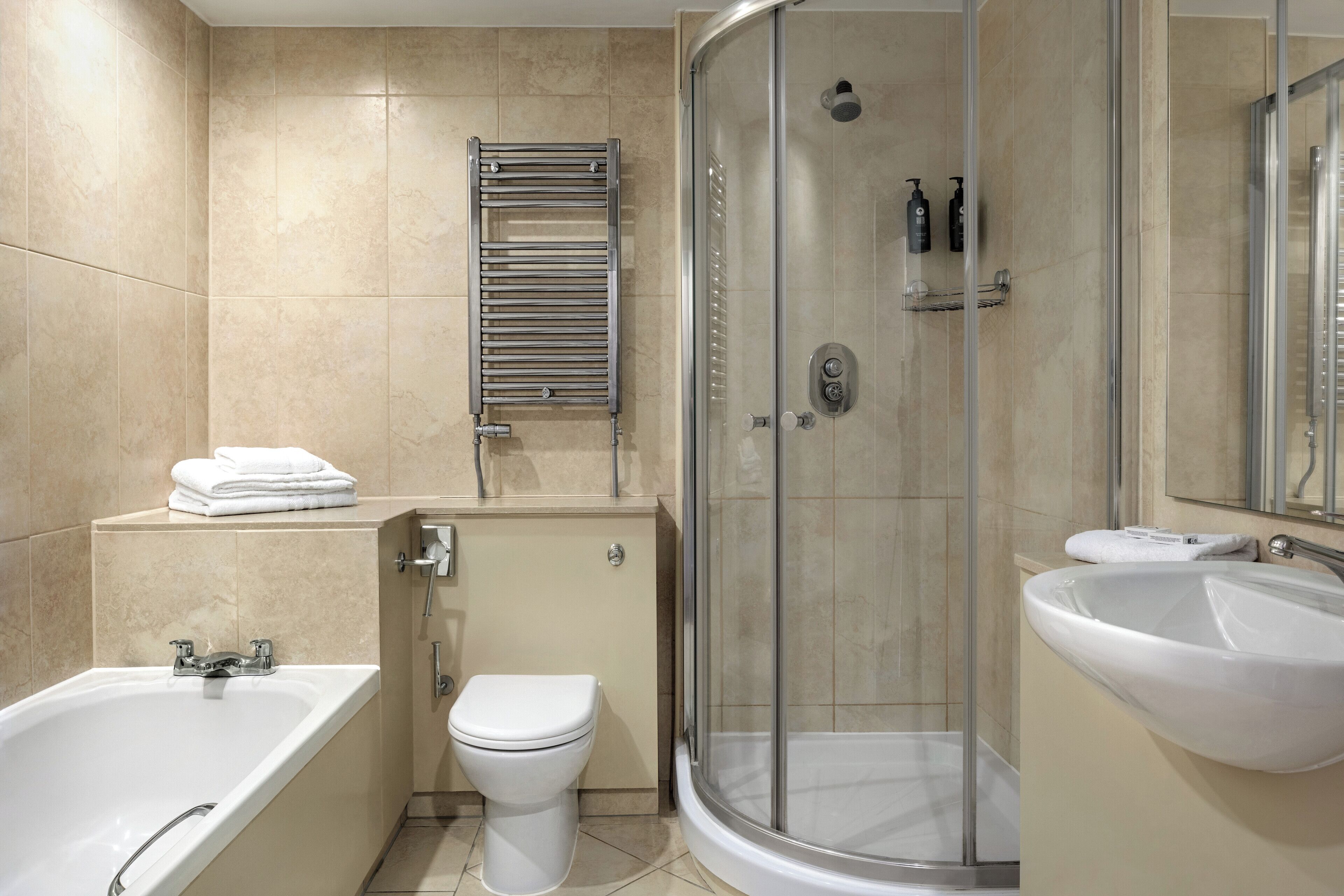 Combined shower/tub, hair dryer, towels