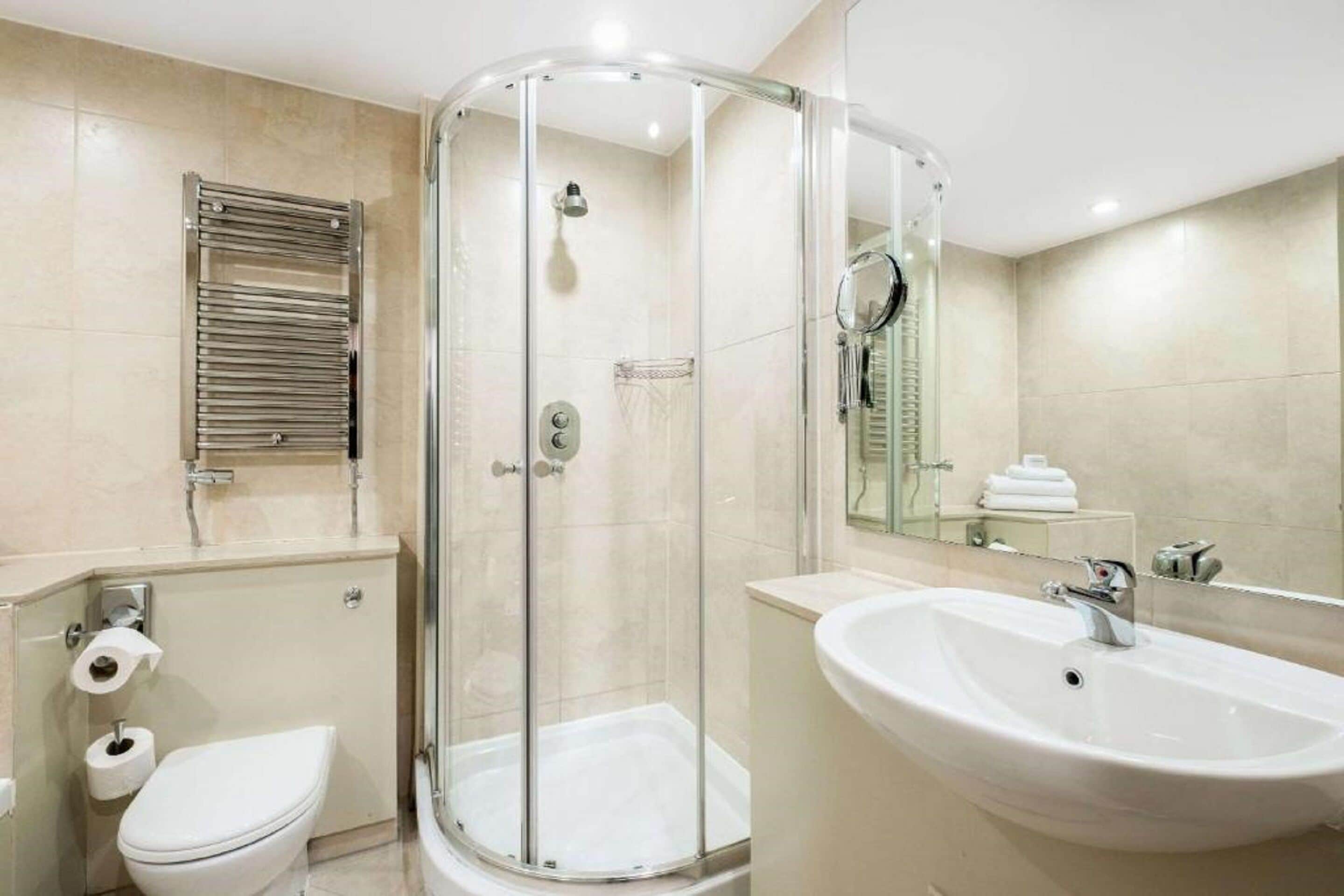 Combined shower/bathtub, hair dryer, towels