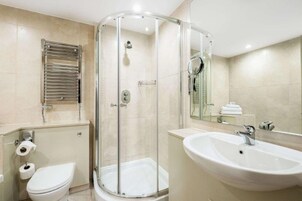 Bañera con ducha, secador de pelo, toallas
