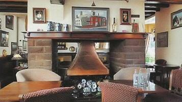 restauration en plein air, sert le petit déjeuner et le déjeuner