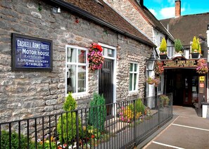 Exterior - The Gaskell Arms Hotel (Much Wenlock)
