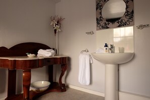 Classic Suite | Bathroom | Free toiletries, towels