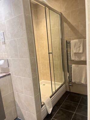 Camera familiare, 1 letto king, non fumatori | Bagno | Combinazione doccia/vasca, set di cortesia firmato, asciugacapelli
