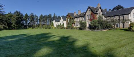 Deluxe Room, 1 King Bed, Non Smoking | Exterior