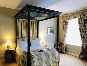 Chambre supérieure, 1 très grand lit | 1 chambre, décor unique, ameublement unique, bureau