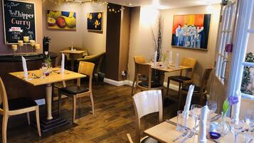 Petit déjeuner et déjeuner servis sur place, spécialités Cuisine locale