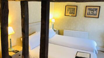 Chambre Standard Double ou avec lits jumeaux | 1 chambre, décoration personnalisée, ameublement personnalisé, bureau