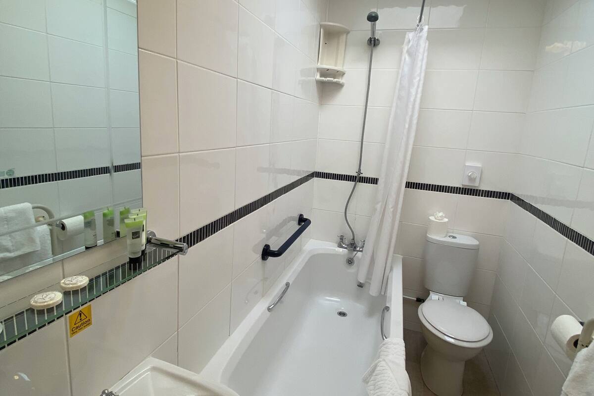 family room | bathroom | combined shower/bathtub, free toiletries, hair dryer, towels