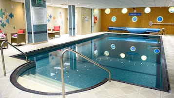 Una piscina cubierta (de 07:00 a 21:00), tumbonas