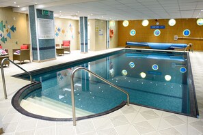Innendørsbasseng og solsenger