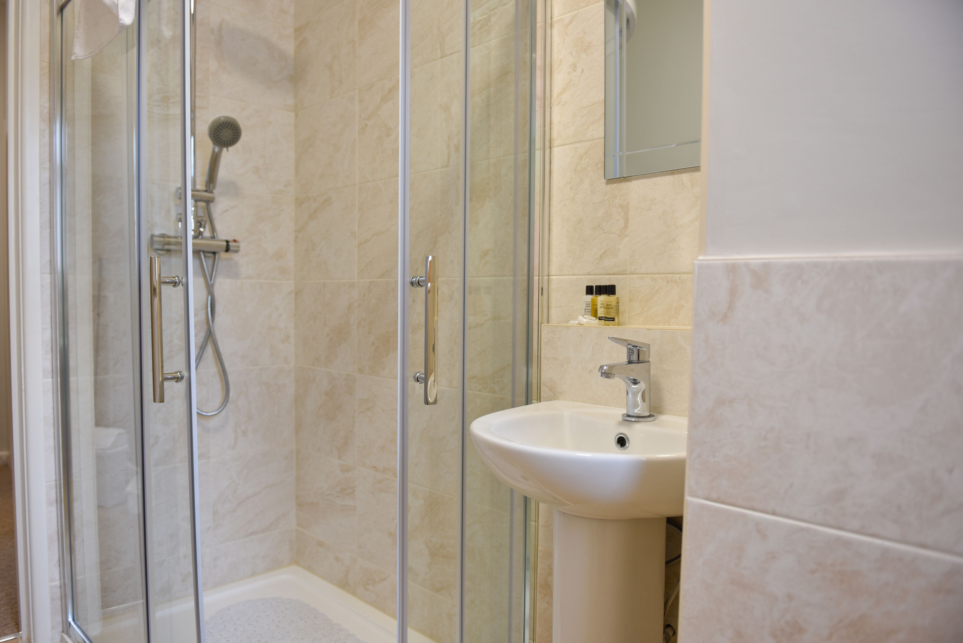 apartment | bathroom | combined shower/bathtub, free toiletries, hair dryer, towels