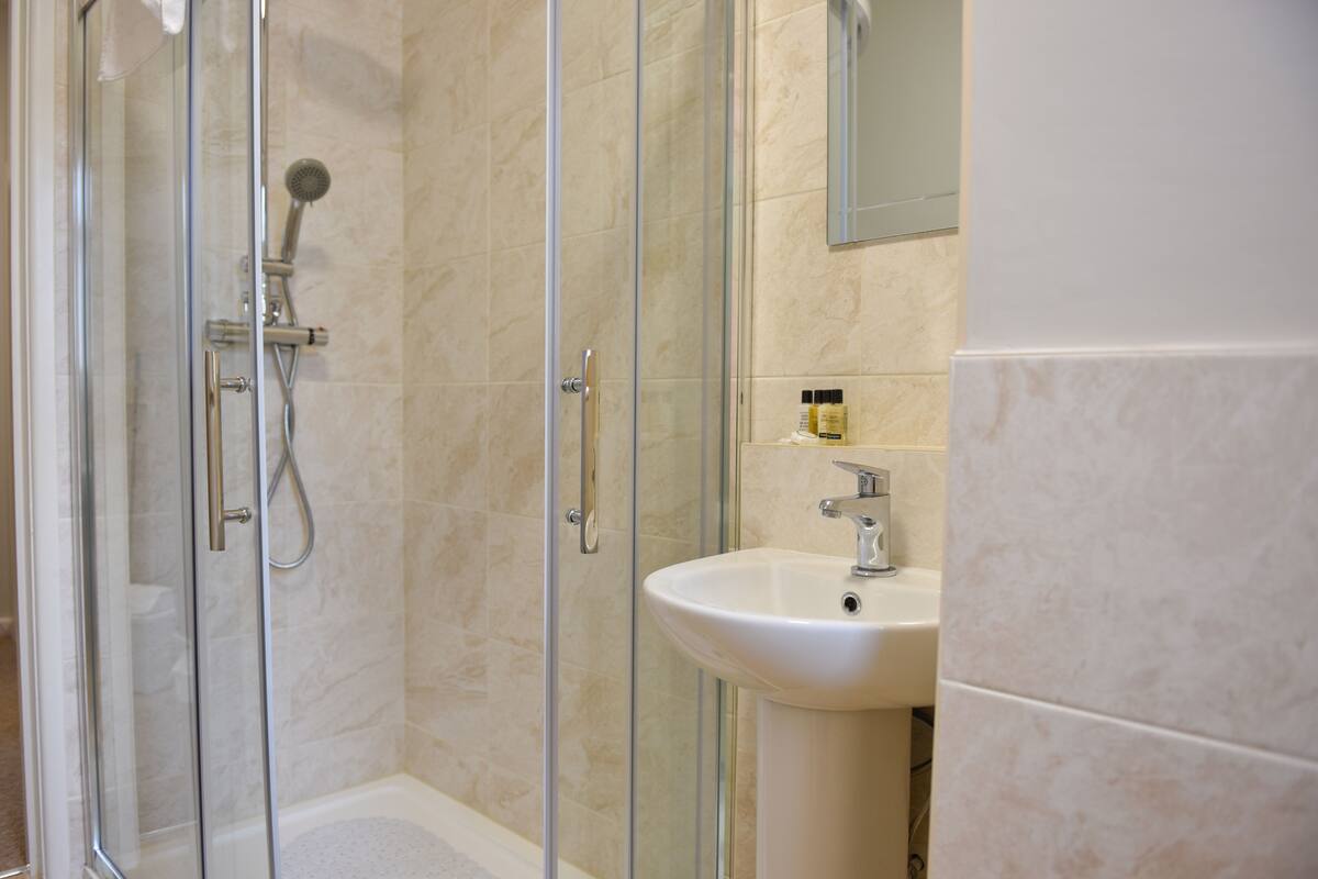 apartment | bathroom | combined shower/bathtub, free toiletries, hair dryer, towels