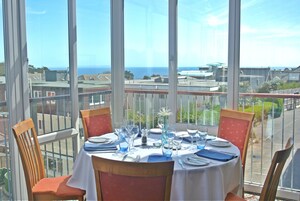 Se sirven almuerzos, cenas y cocina británica 