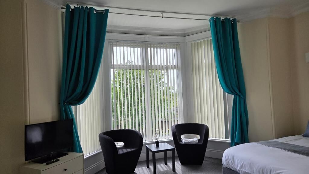 Chambre, 1 très grand lit, salle de bains attenante, vue jardin | Fer et planche à repasser, Wi-Fi gratuit, draps fournis