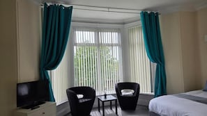 Habitación, 1 cama de matrimonio grande, baño privado, vistas al jardín | Tabla de planchar con plancha, wifi gratis, ropa de cama