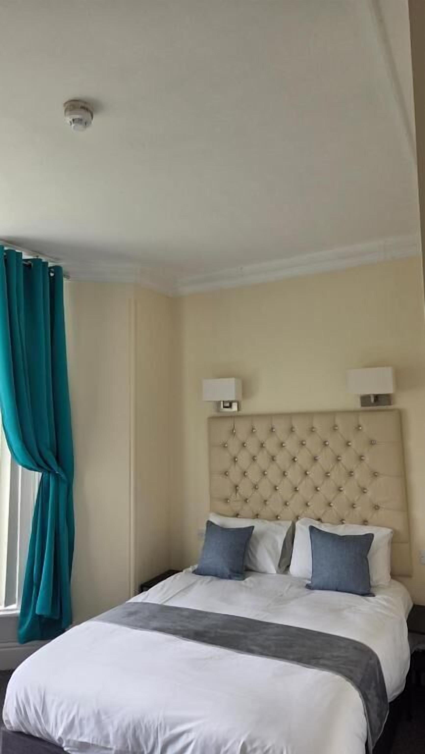 Room, 1 King Bed, Ensuite, Garden View | Iron/ironing board (on request), WiFi (free), bed sheets