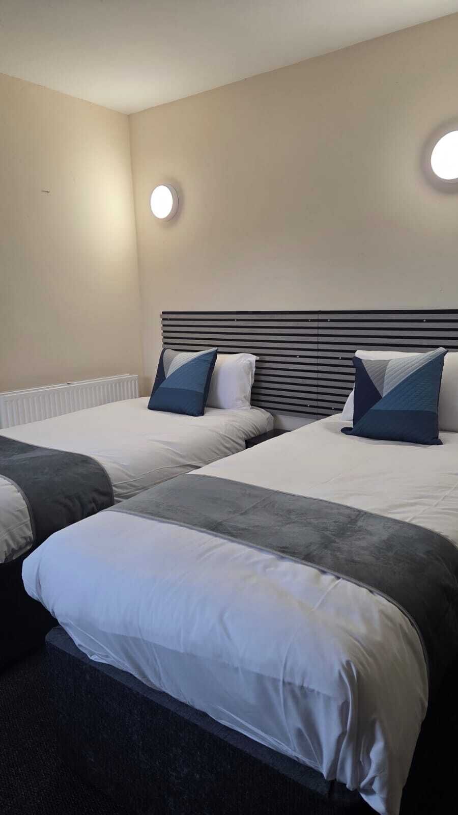 Chambre Standard avec lits jumeaux | Fer et planche à repasser, Wi-Fi gratuit, draps fournis