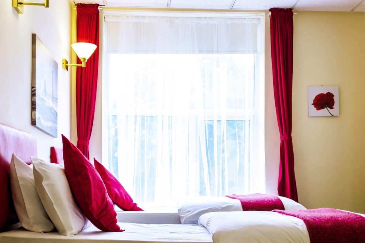 Escritorio, tabla de planchar con plancha, wifi gratis y ropa de cama