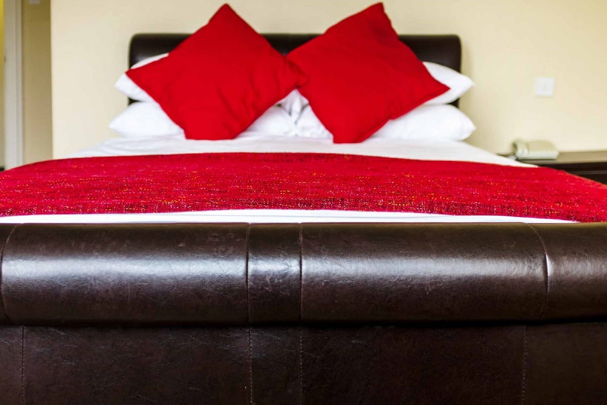 Escritorio, tabla de planchar con plancha, wifi gratis y ropa de cama