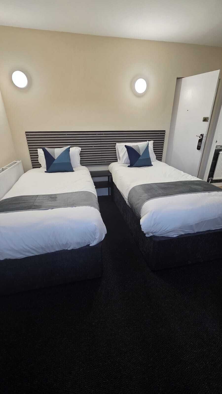 Chambre Standard avec lits jumeaux | Fer et planche à repasser, Wi-Fi gratuit, draps fournis