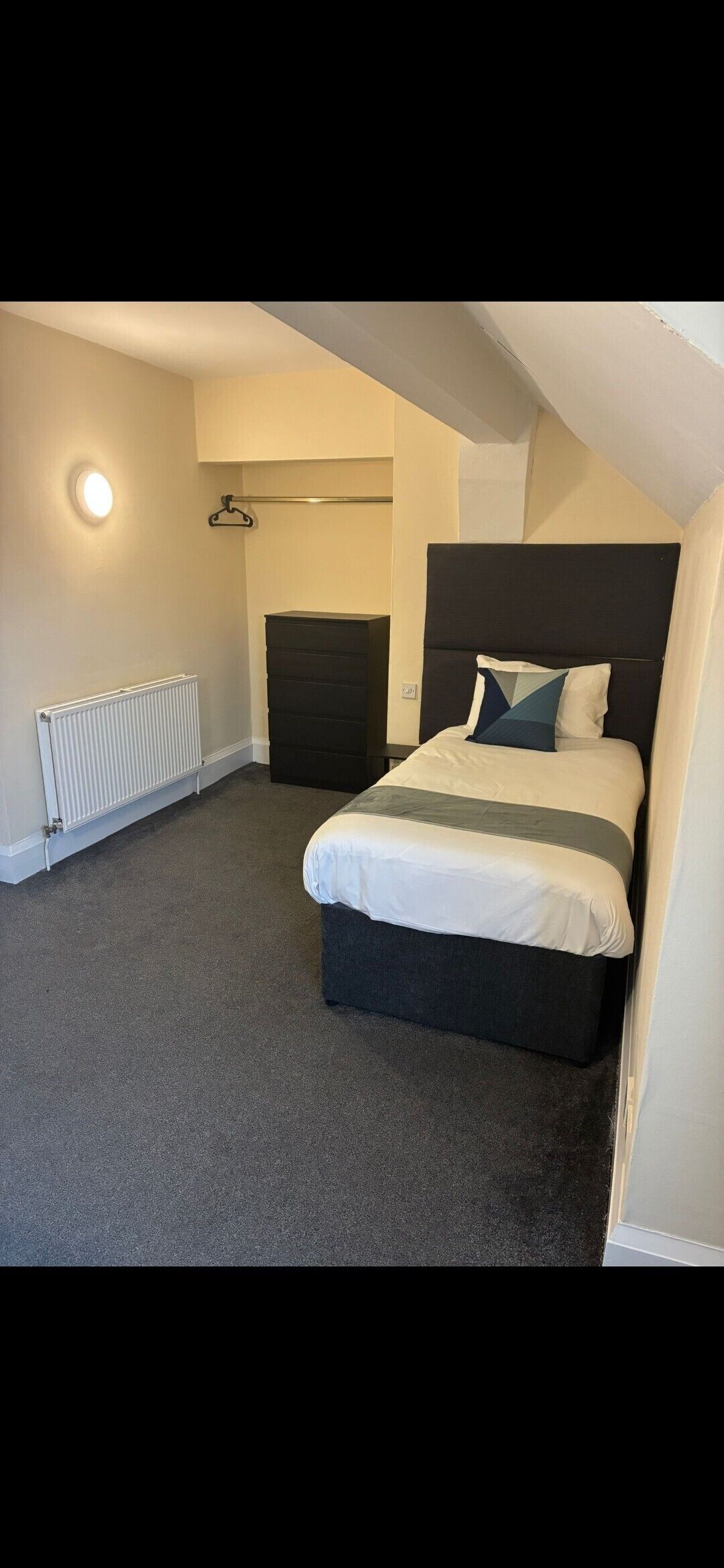 Chambre Simple, salle de bains attenante | Fer et planche à repasser, Wi-Fi gratuit, draps fournis