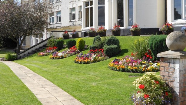Front of property - Devonshire House Hotel-Free Parking (Liverpool)