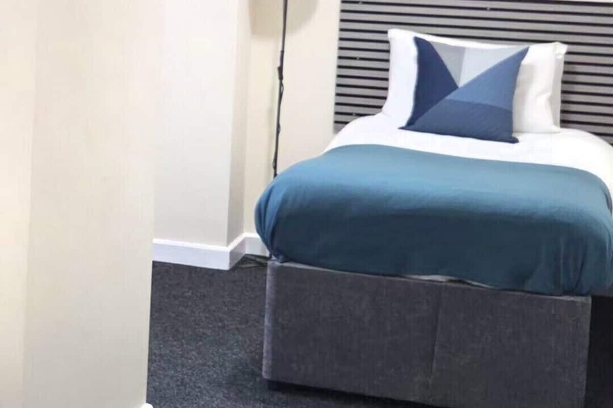 Tabla de planchar con plancha, wifi gratis y ropa de cama