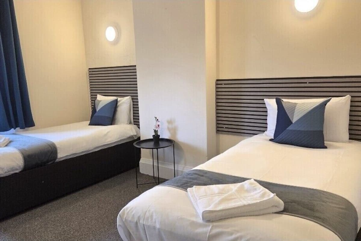 Familien-Vierbettzimmer, Mehrere Betten | Bügeleisen/Bügelbrett, kostenloses WLAN, Bettwäsche