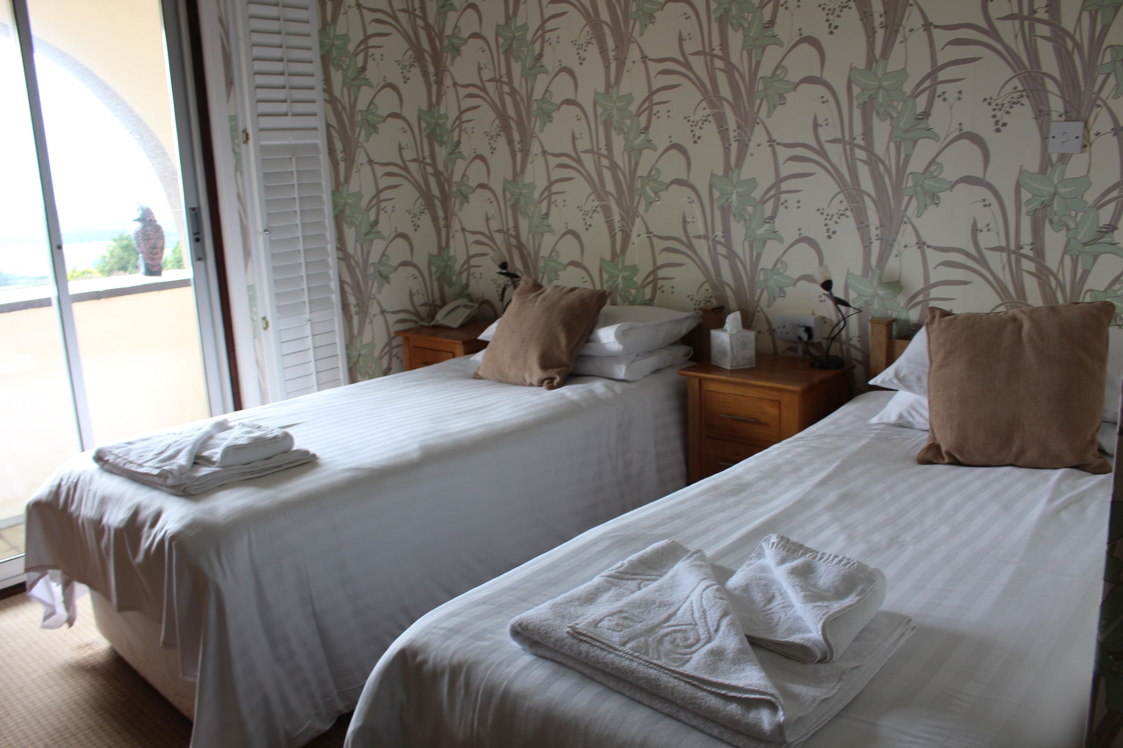 standard twin room | iron/ironing board, bed sheets