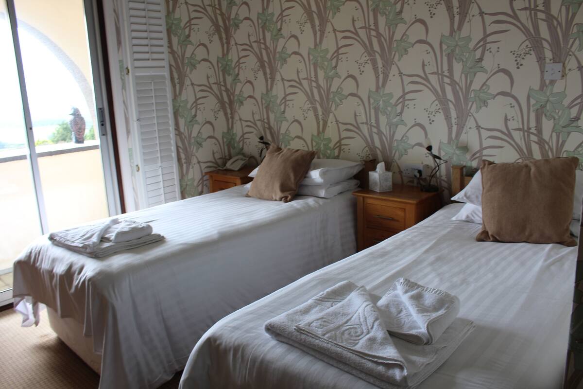 standard twin room | iron/ironing board, bed sheets