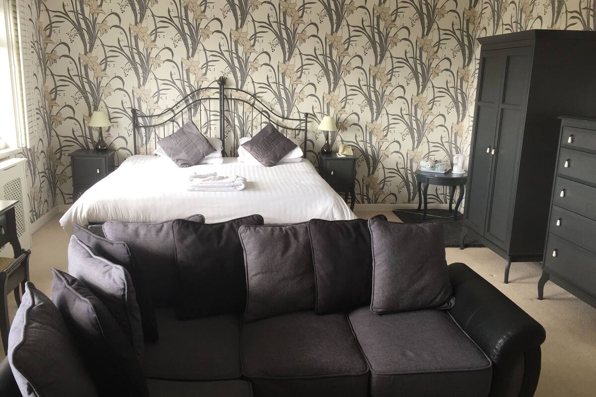 standard double room (the wotter room) | iron/ironing board, bed sheets